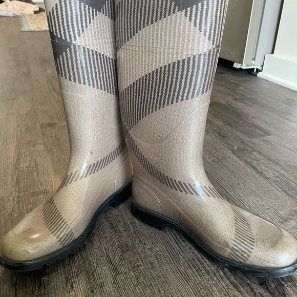 Burberry rain boots - Picture 2 of 5